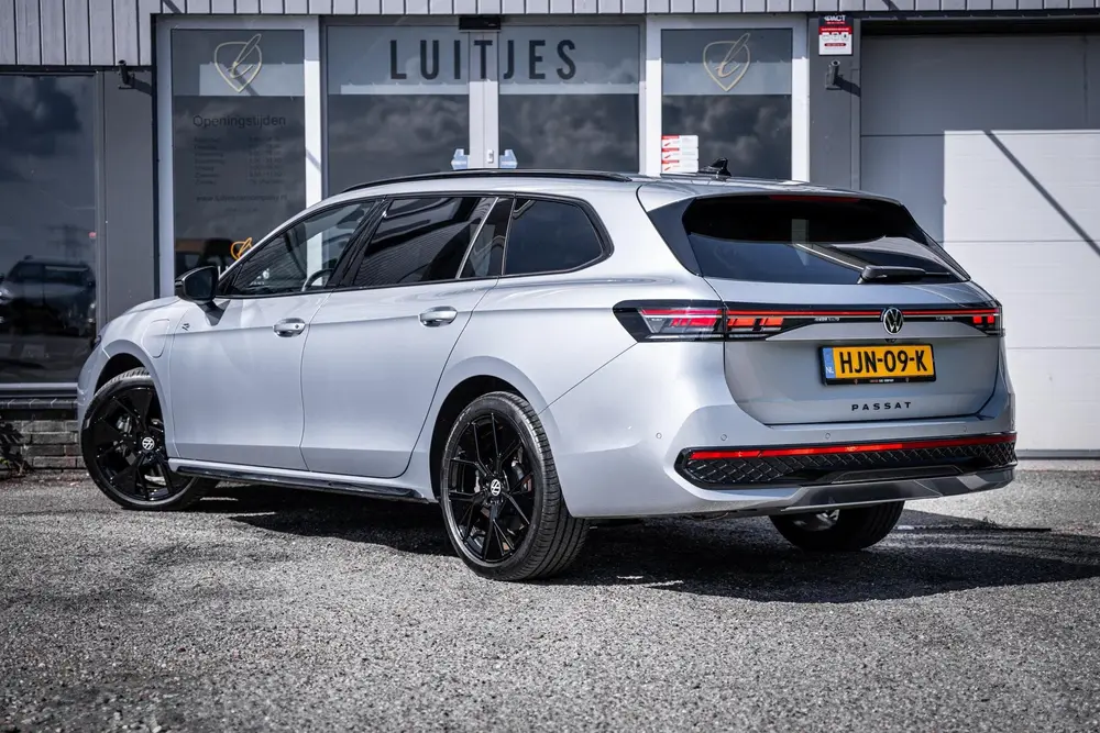 Volkswagen Passat Variant 1.5 eHybrid R-Line Black-Style Org uit 2025, foto 16
