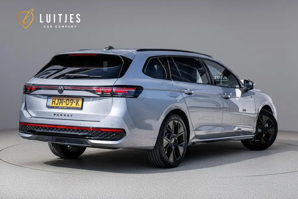 Volkswagen Passat Variant 1.5 eHybrid R-Line Black-Style Org uit 2025, foto 2