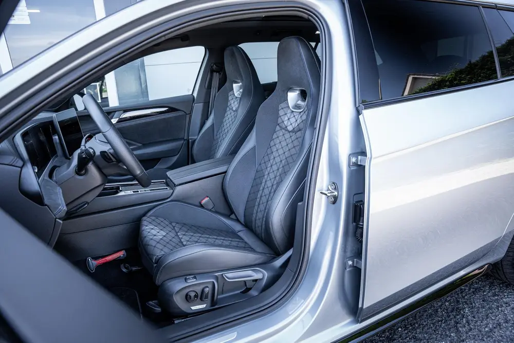 Volkswagen Passat Variant 1.5 eHybrid R-Line Black-Style Org uit 2025, foto 4