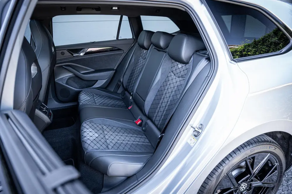 Volkswagen Passat Variant 1.5 eHybrid R-Line Black-Style Org uit 2025, foto 5