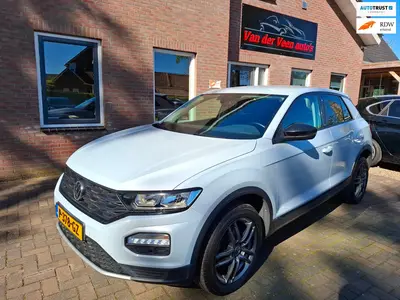 Volkswagen T-Roc 1.0 TSI Style Business metallic grijs. o.a. uit 2021