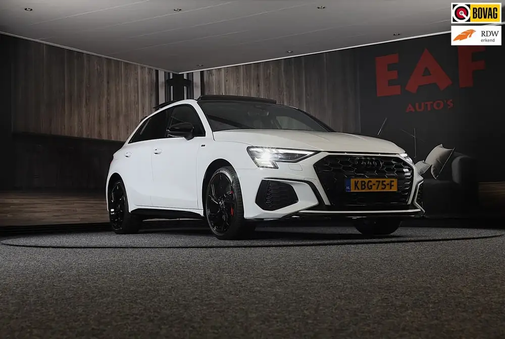 Audi A3 Sportback 45 TFSI e RS3 Look / 245 PK / RS Zetels / uit 2022