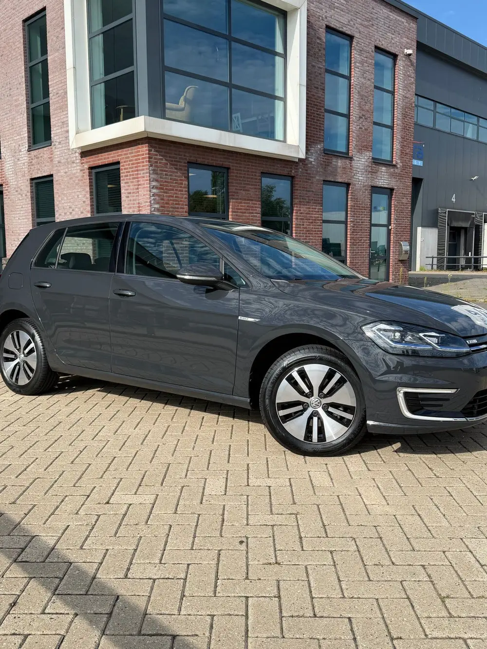 Volkswagen Golf E-Golf 136pk 2020 Grijs uit 2020, foto 3