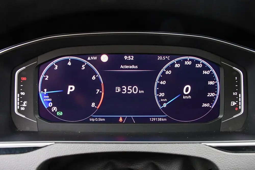 Volkswagen Passat Variant 1.5 TSI Pano Trekhaak R-line Carpl uit 2021, foto 11