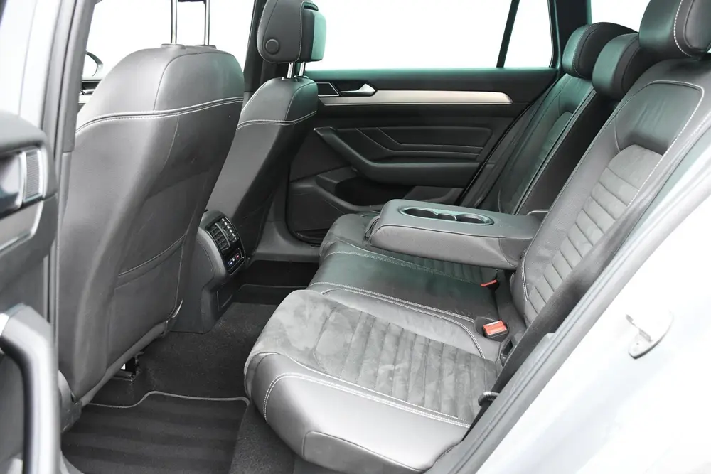 Volkswagen Passat Variant 1.5 TSI Pano Trekhaak R-line Carpl uit 2021, foto 15