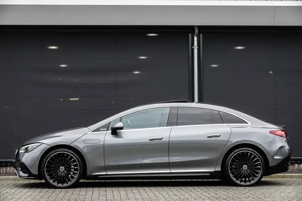 Mercedes-Benz EQE 350+ Long Range uit 2022, foto 4