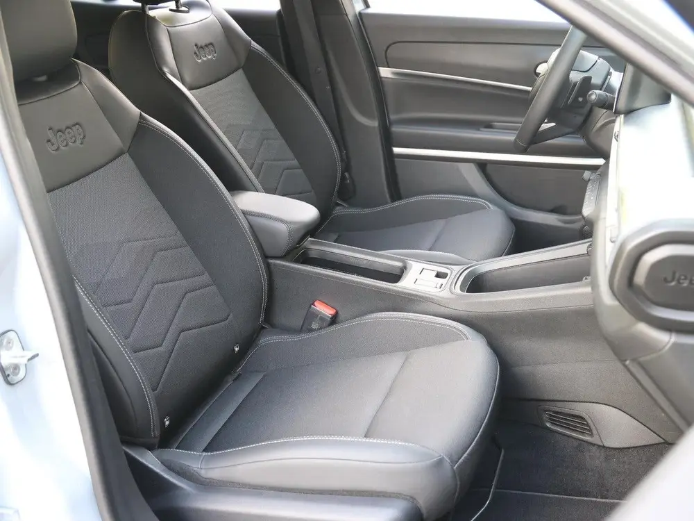 Jeep Avenger 1.2 e-Hybrid Summit uit 2025, foto 10