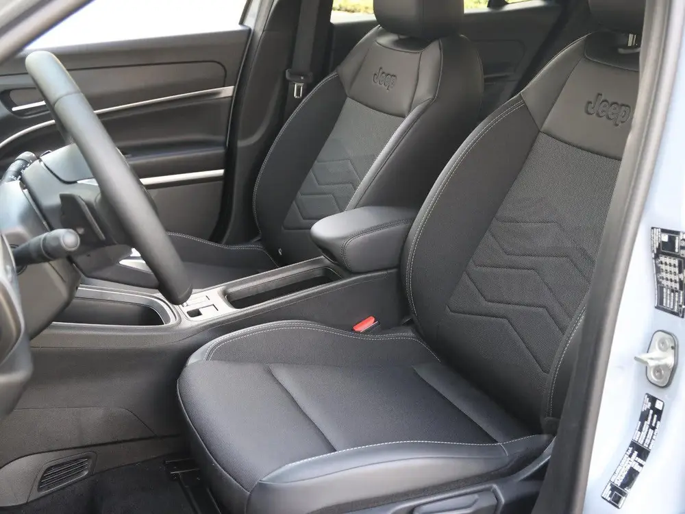 Jeep Avenger 1.2 e-Hybrid Summit uit 2025, foto 12