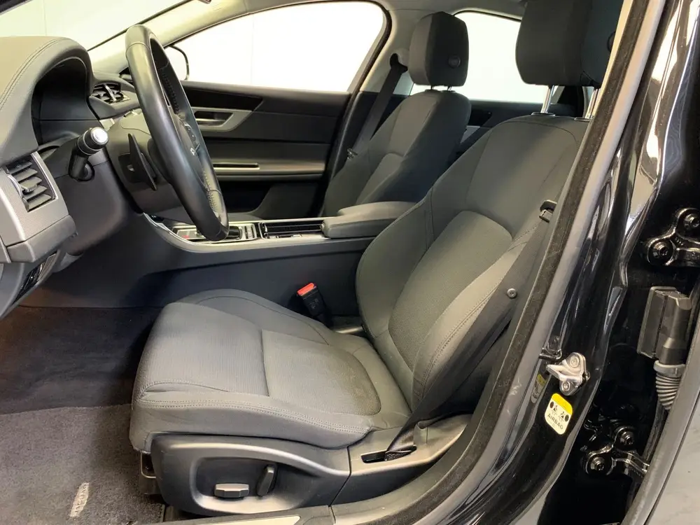 Jaguar XF 2.0t Prestige VIRTUAL COCKPIT-NAVI-LANE ASSIST-ECC uit 2019, foto 3