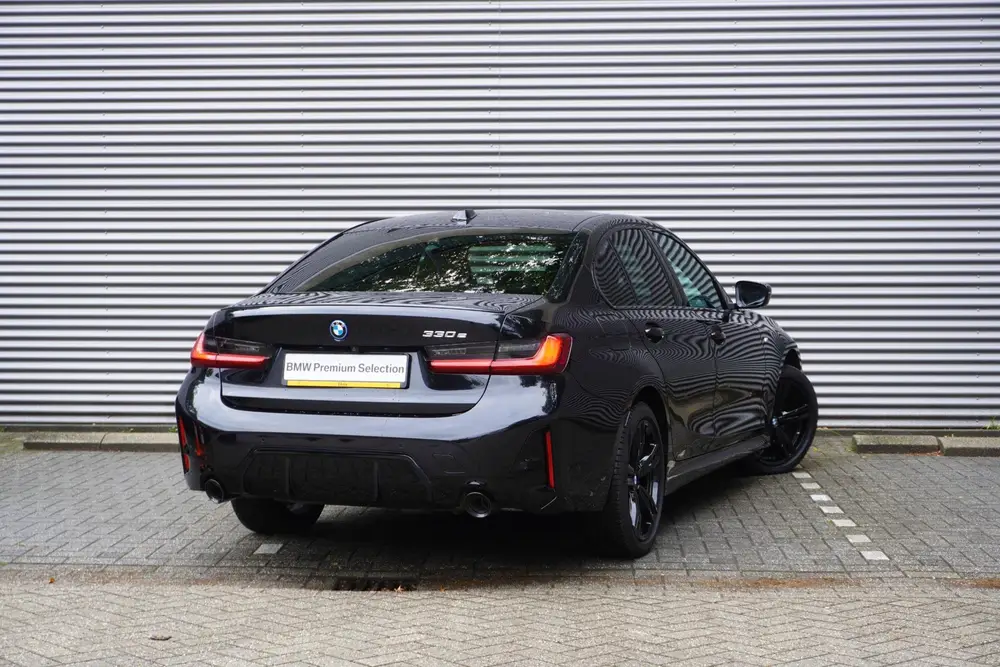 BMW 3-serie Sedan 330e M Sportpakket Pro uit 2025, foto 2