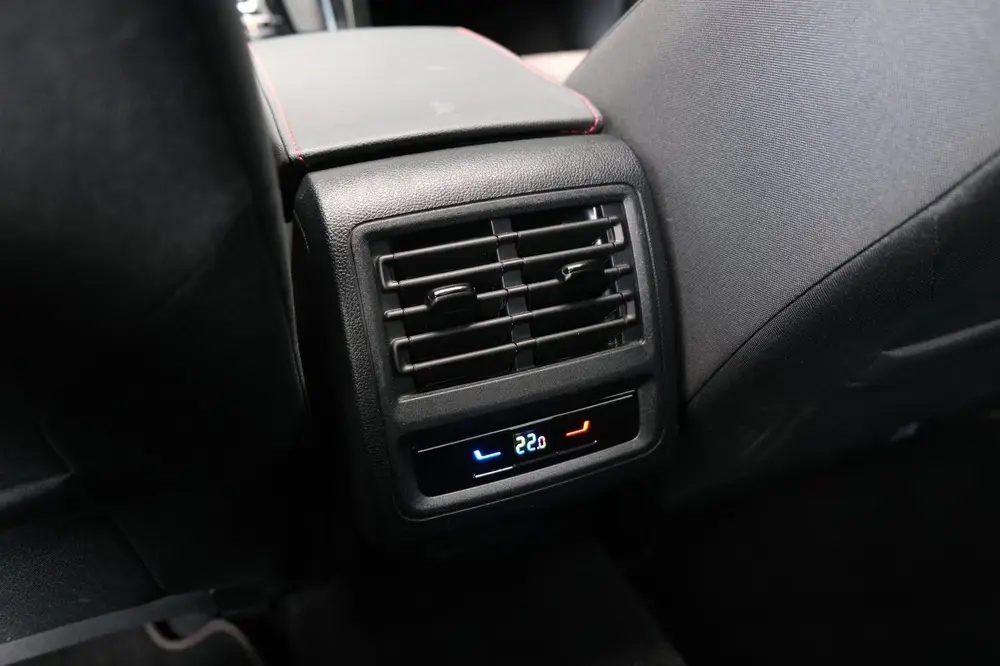Volkswagen Golf 8 2.0 TSI GTI 245PK DSG Pano Led ACC Trekhaa uit 2024, foto 19