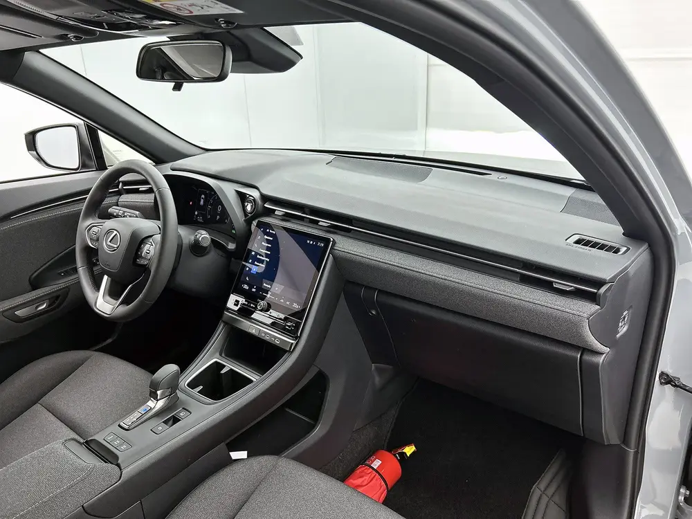 Lexus LBX 2WD uit 2024, foto 6