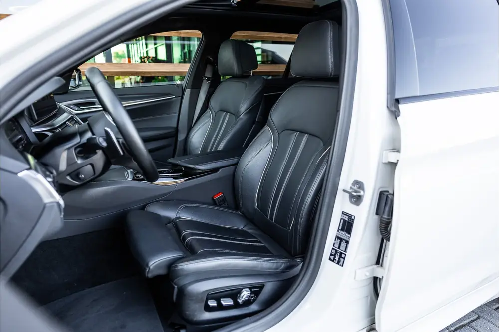 BMW 5-serie 5 Serie Touring 530i xDrive Business Editi uit 2021, foto 8