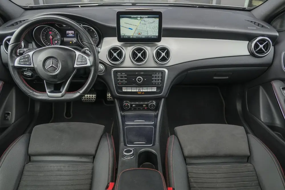 Mercedes-Benz GLA GLA180 AMG 122pk Panoramadak Night uit 2019, foto 3