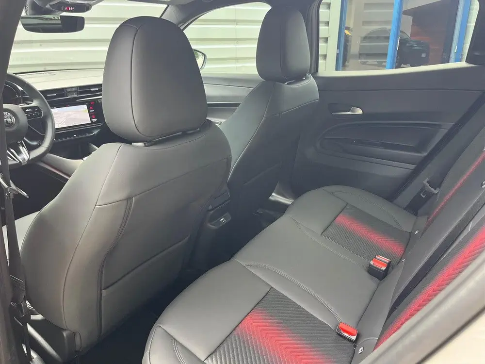 Alfa Romeo Junior 1.2 Turbo Hybrid 136pk eDCT6 Ibrida Specia uit 2025, foto 14