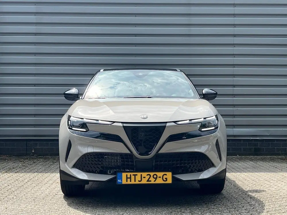 Alfa Romeo Junior 1.2 Turbo Hybrid 136pk eDCT6 Ibrida Specia uit 2025, foto 2