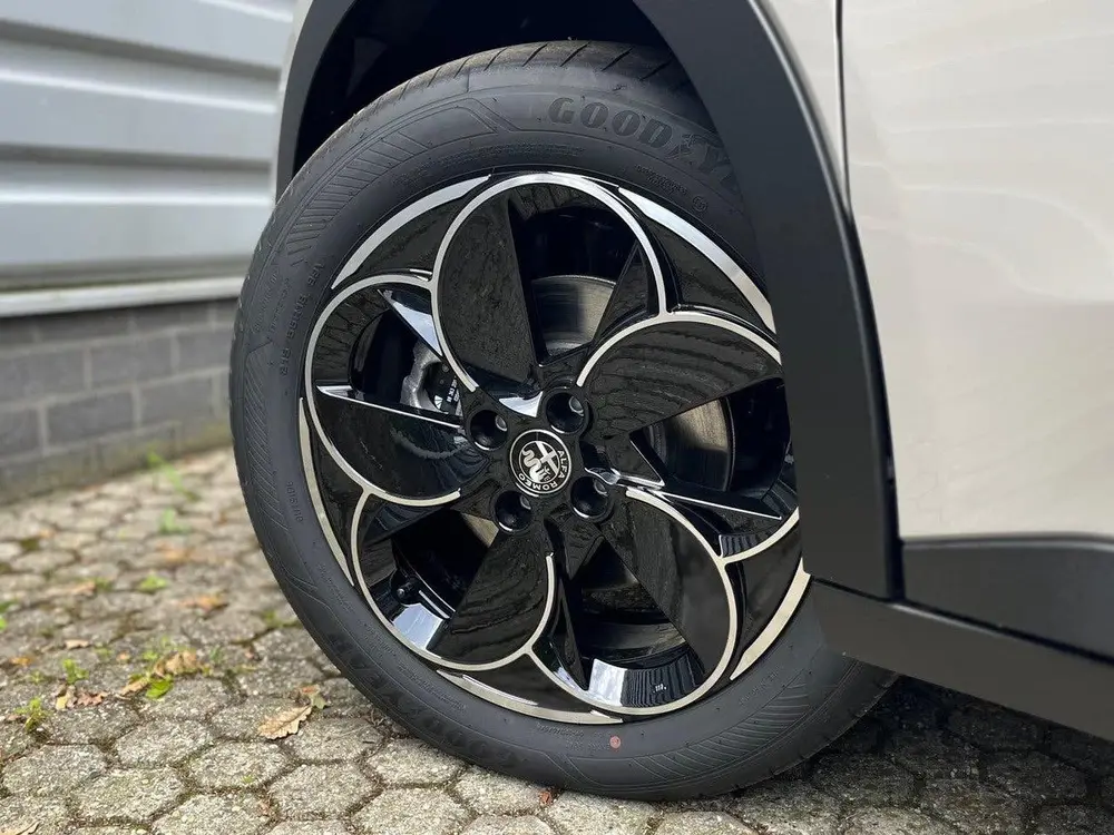 Alfa Romeo Junior 1.2 Turbo Hybrid 136pk eDCT6 Ibrida Specia uit 2025, foto 9