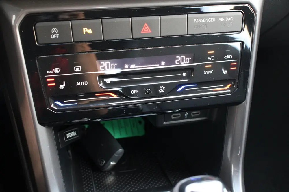 Volkswagen T-Cross 1.0 TSI R-LINE, VIRTUAL, STOELVERWARMING uit 2022, foto 16