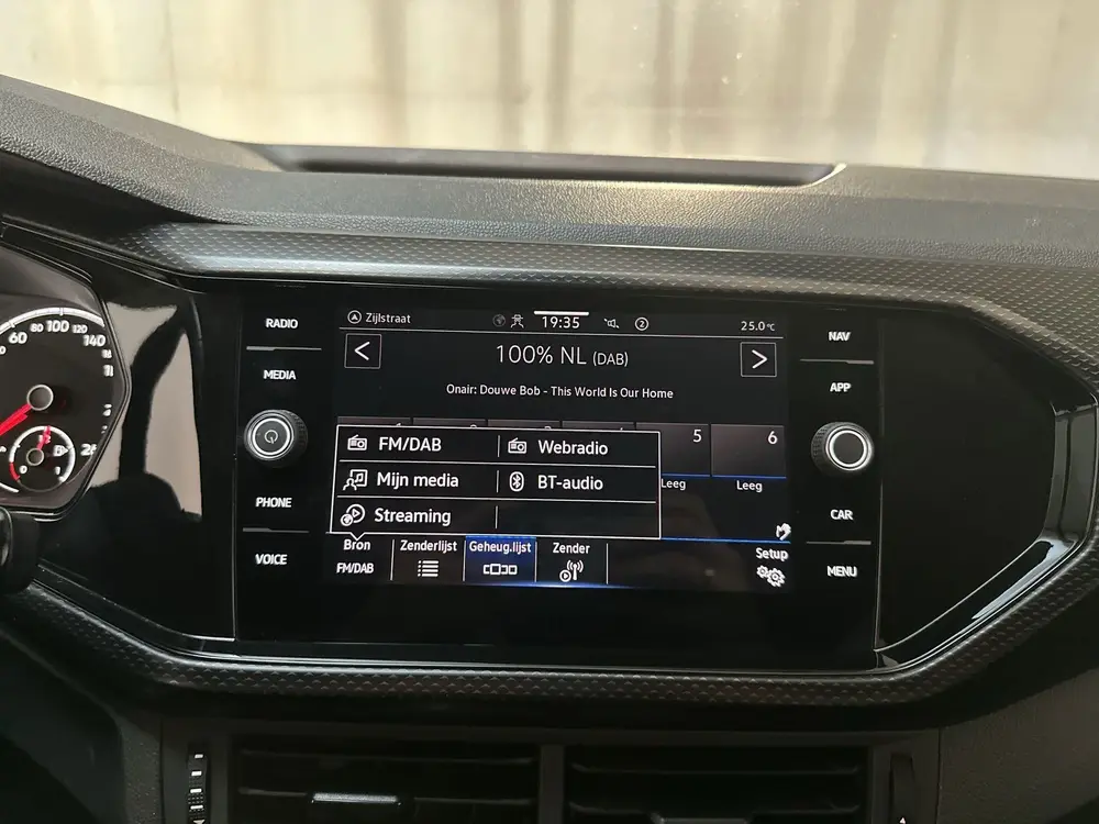 Volkswagen T-Cross 1.0 TSI Life Navigatie App-Connect Parkee uit 2023, foto 20