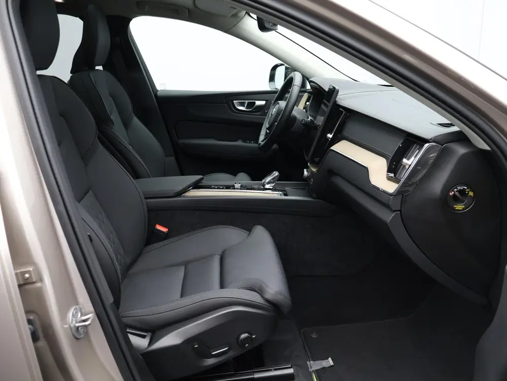 Volvo XC60 2.0 T6 Plug-in hybrid AWD Ultra Dark uit 2026, foto 8