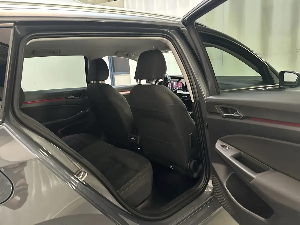 Volkswagen Golf Variant 1.5 eTSI DSG Life Business Alcantara uit 2021, foto 18