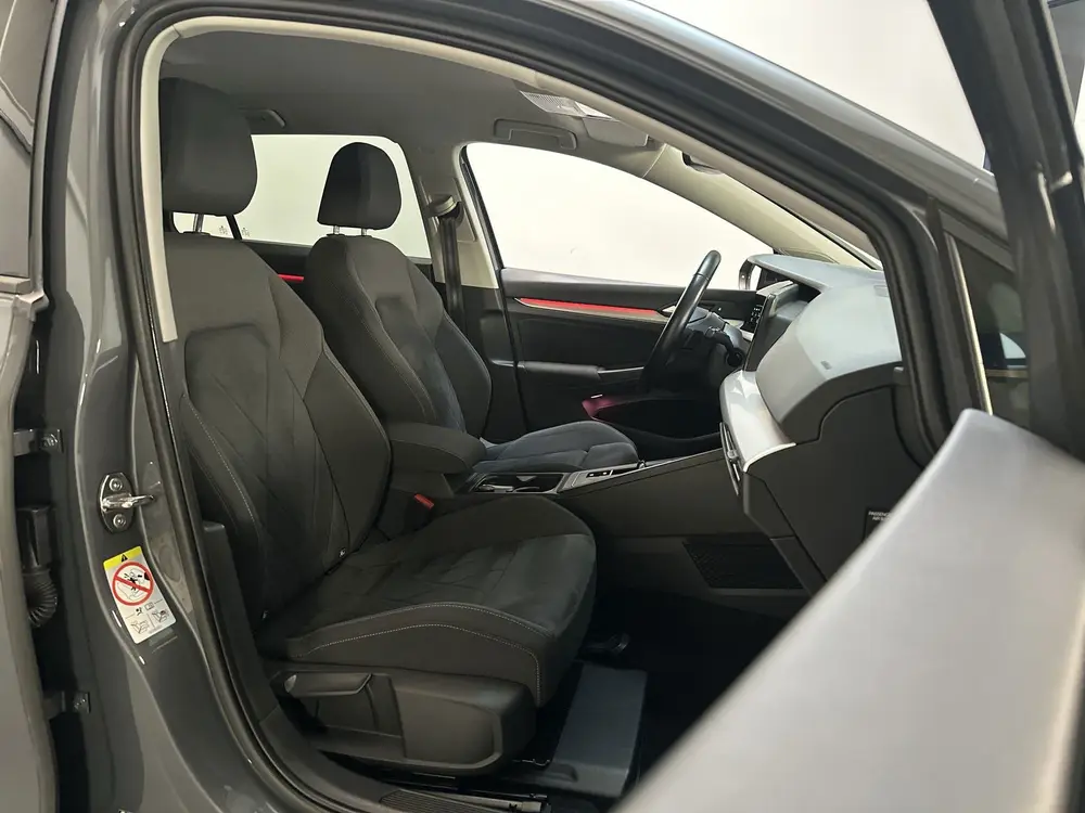 Volkswagen Golf Variant 1.5 eTSI DSG Life Business Alcantara uit 2021, foto 5