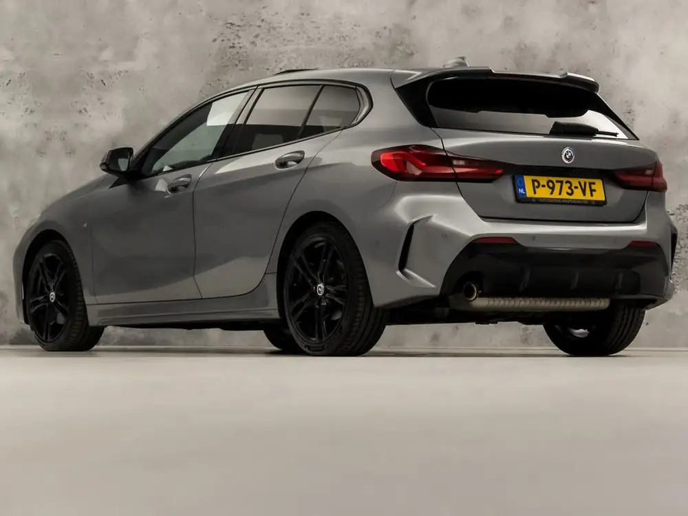 BMW 1-Serie 1 Serie 118i M Sport Automaat (PANORAMADAK, M PAKKET, AP uit 2022, foto 3