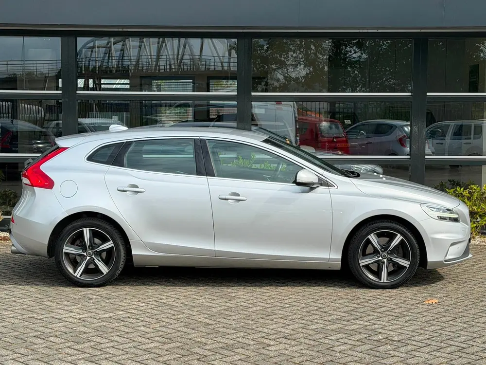 Volvo V40 1.5 T2 R-Design Automaat Trekhaak ! uit 2019, foto 3