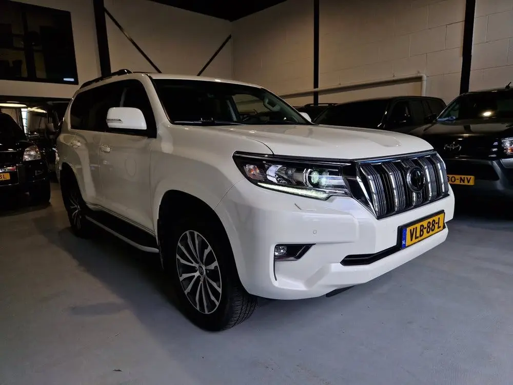 Toyota Land Cruiser 2.8 D-4D-F Executive Grijs kenteken uit 2021, foto 2