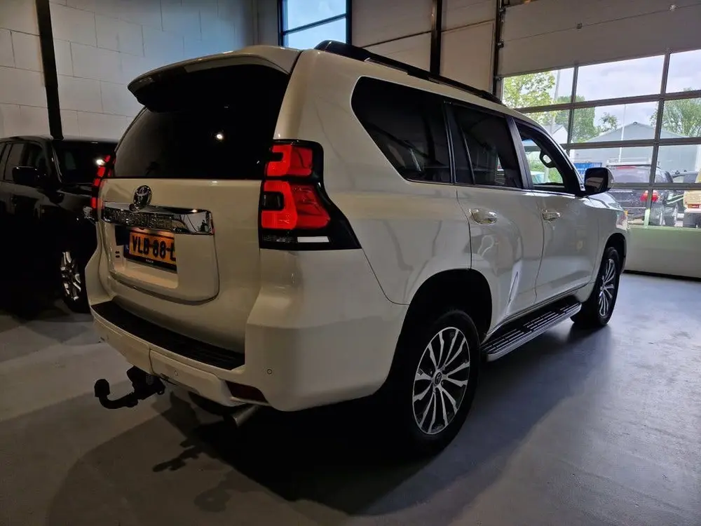 Toyota Land Cruiser 2.8 D-4D-F Executive Grijs kenteken uit 2021, foto 3