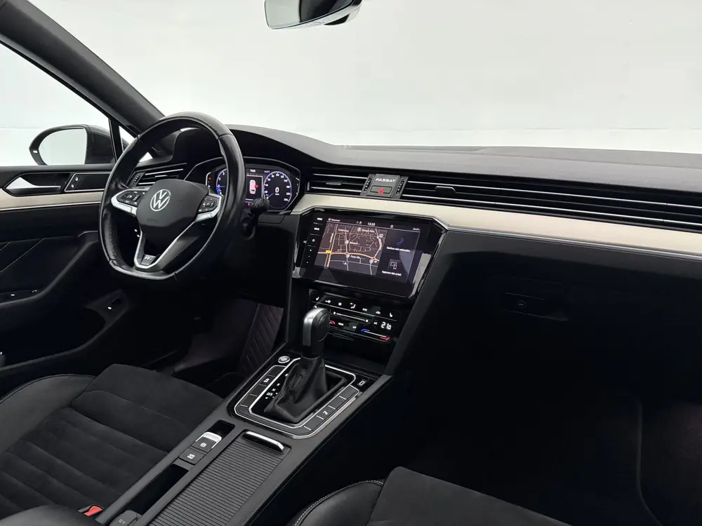 Volkswagen Passat 1.5 TSI R-Line | Virtual | Camera | IQ Lig uit 2020, foto 4