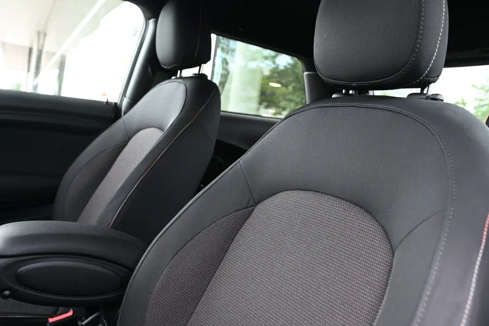 Mini Hatchback One uit 2019, foto 10