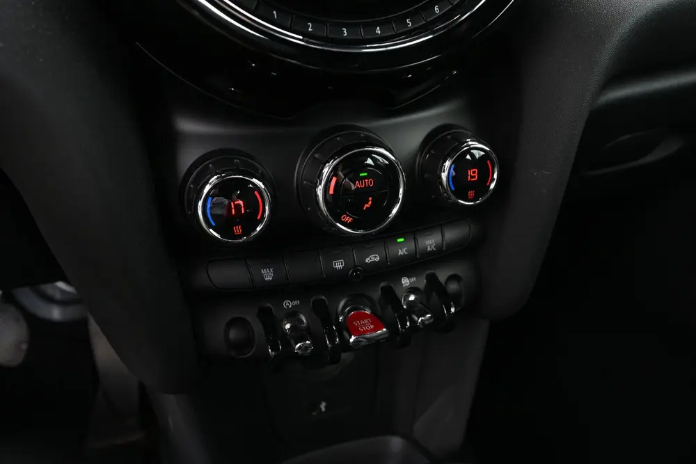 Mini Hatchback One uit 2019, foto 18