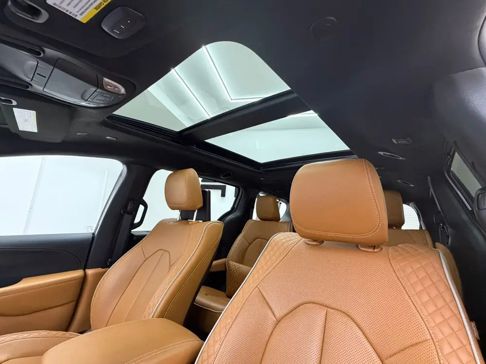 Lancia Voyager 3.6 V6 Hybride Pinnacle (bj 2023, automaat) uit 2023, foto 11
