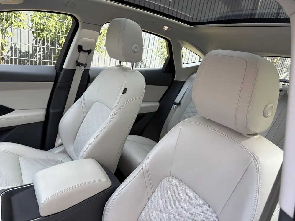 Jaguar E-Pace 2.0 P250 AWD HSE / AUTOMAAT / PANORAMADAK / ME uit 2019, foto 10