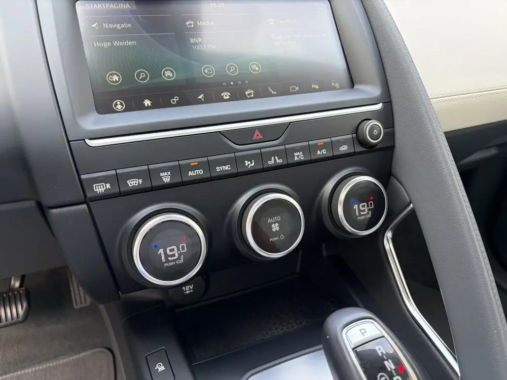 Jaguar E-Pace 2.0 P250 AWD HSE / AUTOMAAT / PANORAMADAK / ME uit 2019, foto 14