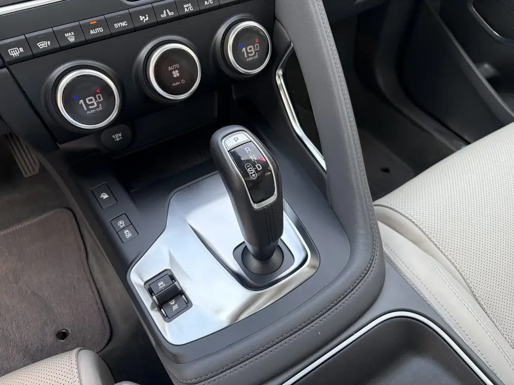 Jaguar E-Pace 2.0 P250 AWD HSE / AUTOMAAT / PANORAMADAK / ME uit 2019, foto 15