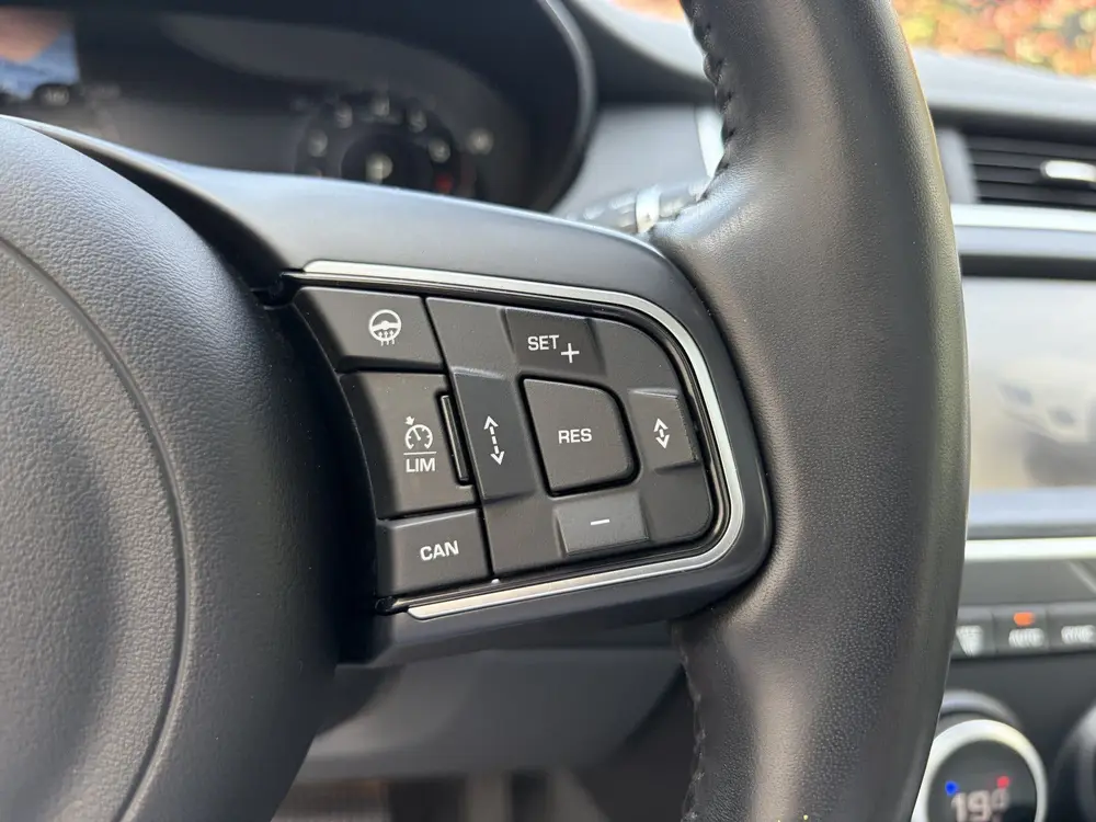 Jaguar E-Pace 2.0 P250 AWD HSE / AUTOMAAT / PANORAMADAK / ME uit 2019, foto 17