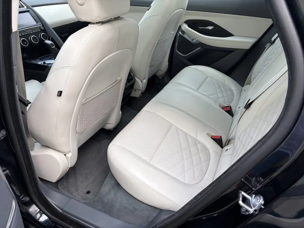 Jaguar E-Pace 2.0 P250 AWD HSE / AUTOMAAT / PANORAMADAK / ME uit 2019, foto 4