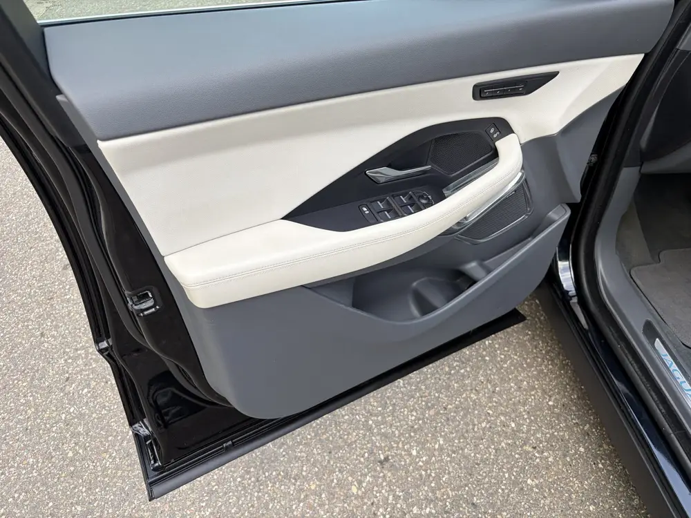 Jaguar E-Pace 2.0 P250 AWD HSE / AUTOMAAT / PANORAMADAK / ME uit 2019, foto 7