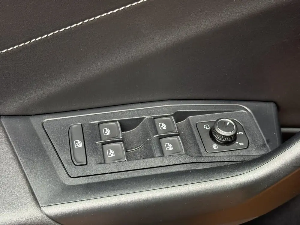 Volkswagen T-Roc 1.5 TSI R-Line Carplay Camera Led Acc Trekh uit 2025, foto 19