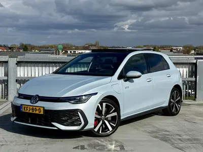 Volkswagen Golf 1.5 eHybrid GTE | Pano | IQ | 360° | HUD uit 2024