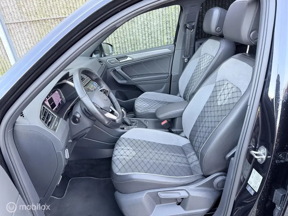 Volkswagen Tiguan 1.5 TSI R-Line Business+ PANO/360•CAMERA uit 2020, foto 12