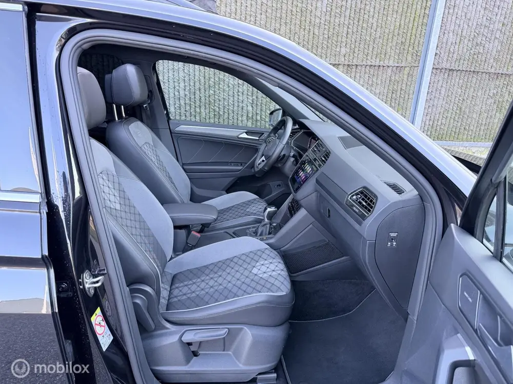Volkswagen Tiguan 1.5 TSI R-Line Business+ PANO/360•CAMERA uit 2020, foto 13