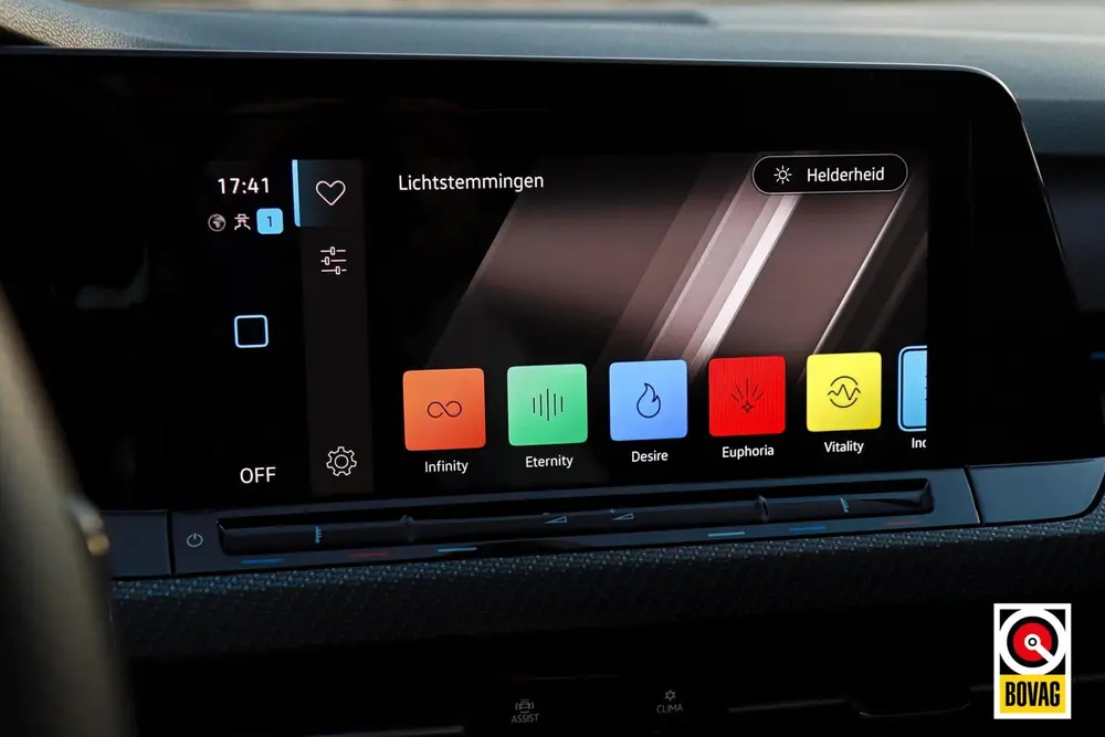 Volkswagen Golf Variant 1.5 eTSI R-Line /LED/IQ-LIGHT/SFEERV uit 2022, foto 18