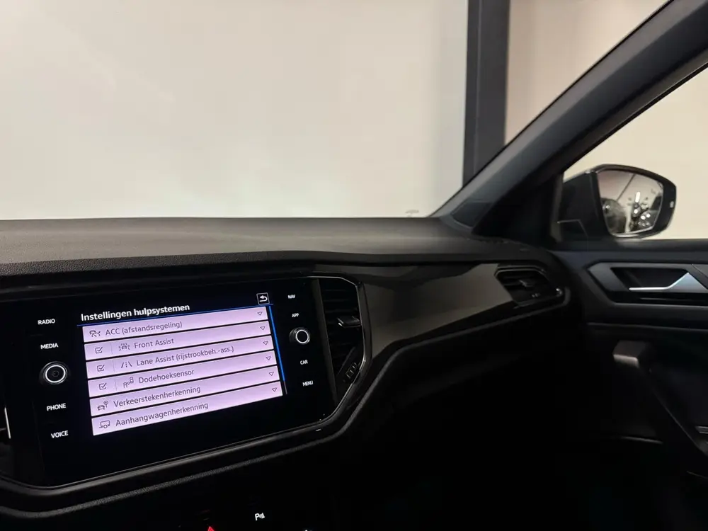 Volkswagen T-Roc 1.5 TSI Sport Business R-Line PANO CAM uit 2020, foto 13