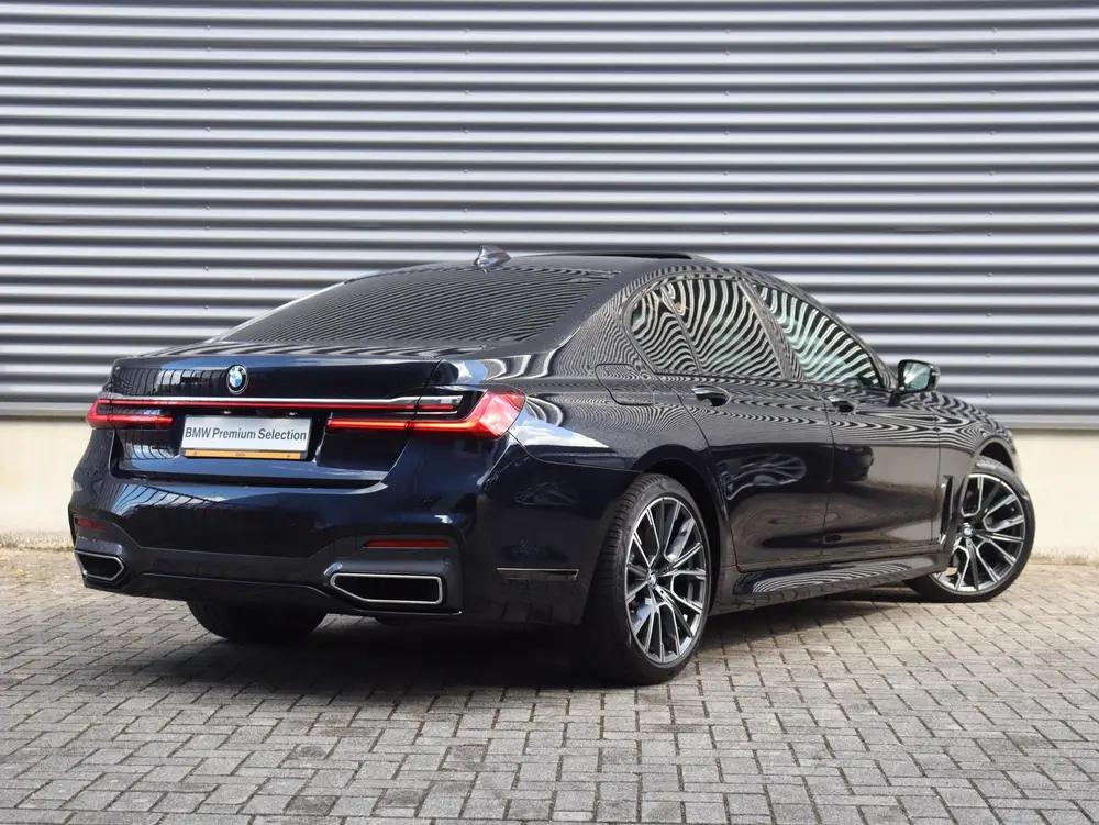 BMW 7-serie Sedan 745e High Executive uit 2020, foto 2