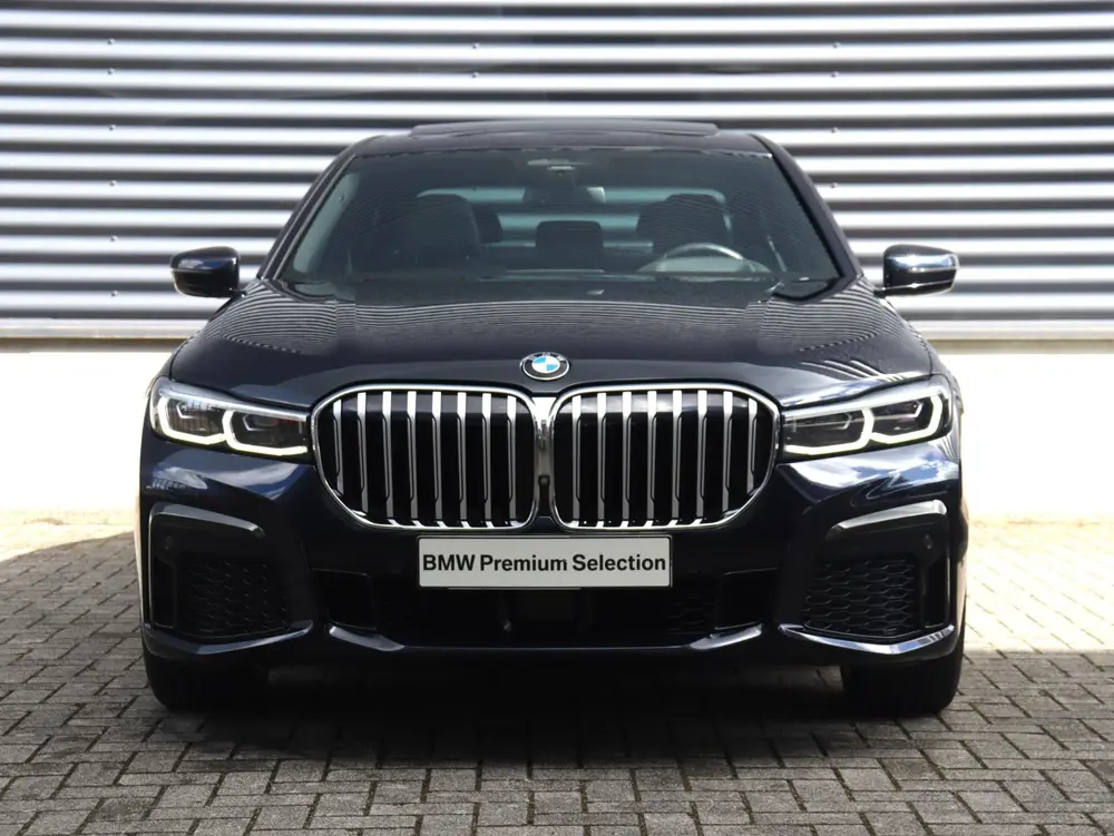 BMW 7-serie Sedan 745e High Executive uit 2020, foto 3