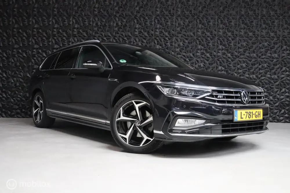 Volkswagen Passat Variant 1.5 TSI R-Line Business + | PANO | uit 2021
