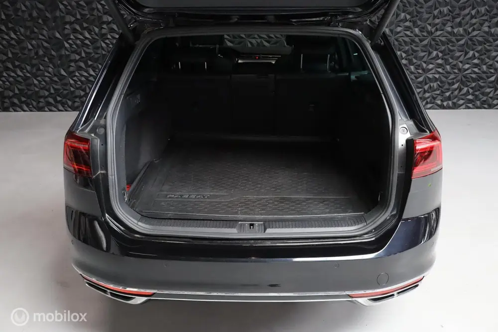 Volkswagen Passat Variant 1.5 TSI R-Line Business + | PANO | uit 2021, foto 10